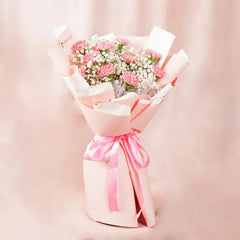 Buket bunga mawar pink dan baby's breath, dikemas cantik dengan pita, dari online florist terpercaya