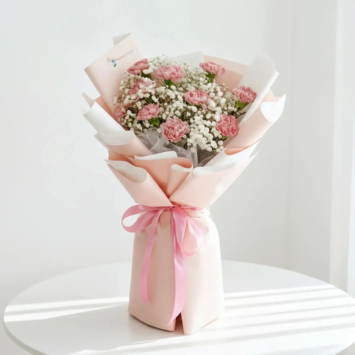 Buket bunga mawar pink dan baby's breath, dibungkus kertas pastel dengan pita, dari online florist