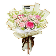 Buket bunga mawar pink dan karnasi, dibungkus elegan, dari online florist terpercaya
