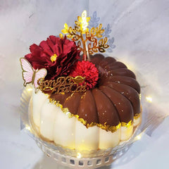 Kue ulang tahun elegan dengan hiasan bunga merah dan emas, online florist terpercaya