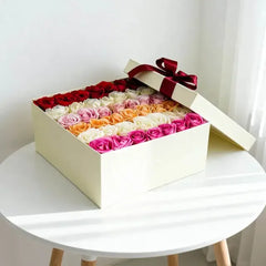 Kotak bunga mawar warna-warni dari online florist, ideal untuk hadiah spesial dengan pengiriman ke seluruh Indonesia.