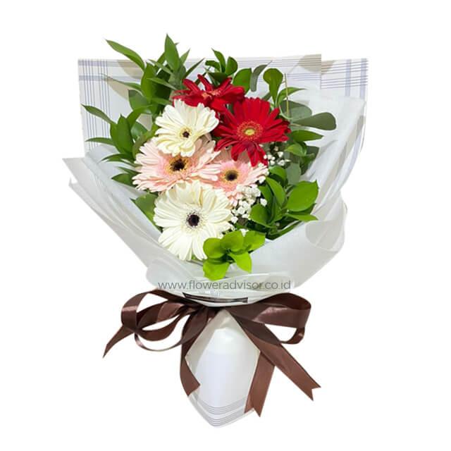 Buket bunga segar dengan gerbera merah, putih, dan pink, dikemas rapi. Online florist terpercaya untuk pengiriman bunga.