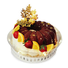 Kue ulang tahun cokelat dengan stroberi dan oranye, dekorasi emas, dari online florist