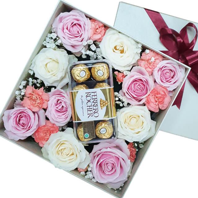 Bunga mawar pink dan putih dengan cokelat Ferrero Rocher dalam kotak hadiah, online florist terpercaya
