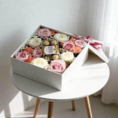 Bunga mawar cantik dalam kotak hadiah dengan cokelat Ferrero Rocher, online florist terpercaya