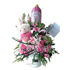 Bunga bayi perempuan dengan boneka, botol susu, dan bunga mawar pink. Online florist terpercaya untuk hadiah spesial.