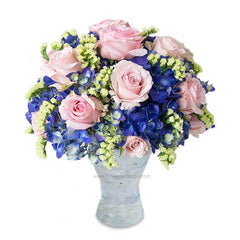 Bouquet mawar pink dan bunga biru, online florist terpercaya untuk pengiriman bunga ke seluruh Indonesia.