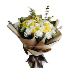 Bouquet bunga putih dan kuning dari online florist, dikemas elegan dengan pita cokelat