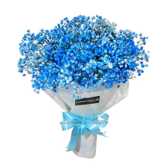 Buket bunga baby's breath biru dari online florist, dikemas rapi dengan pita biru dan kertas putih.