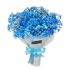 Buket bunga baby's breath biru dari online florist, dikemas rapi dengan pita biru dan kertas putih.