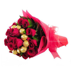 Bouquet mawar merah dengan cokelat, online florist terpercaya untuk hadiah romantis