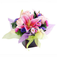Bouquet bunga mawar dan lili cantik, ideal untuk hadiah, dari online florist terpercaya