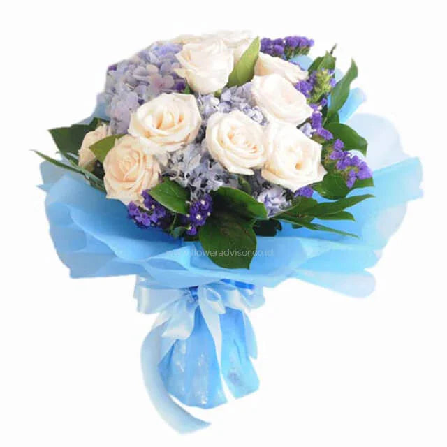 Buket bunga mawar putih dan hydrangea ungu, dibungkus kertas biru, dari online florist terpercaya