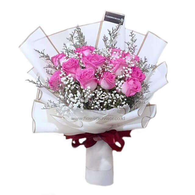 Buket bunga mawar pink dengan baby's breath, dikemas elegan oleh online florist terpercaya