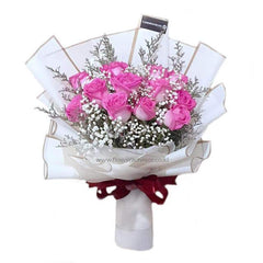 Buket bunga mawar pink dengan baby's breath, dikemas elegan oleh online florist terpercaya