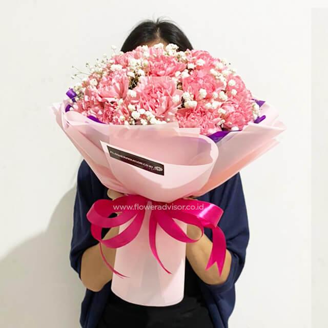 Buket bunga mawar pink cantik dari online florist, dikemas rapi dengan pita merah muda, siap dikirim ke seluruh Indonesia.