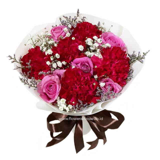 Buket bunga mawar merah dan pink dari online florist, dikemas elegan dengan pita cokelat