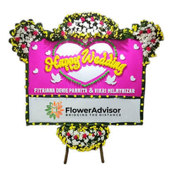 Bunga papan pernikahan 'Happy Wedding' dari online florist, hiasan bunga warna-warni untuk pasangan pengantin.