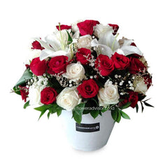 Buket bunga mawar merah putih dan lili, online florist terpercaya untuk hadiah spesial