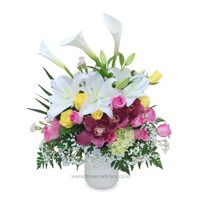 Bouquet bunga cantik dengan lili putih, mawar pink, dan orkid ungu dari online florist