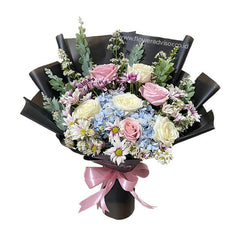 Buket bunga cantik dengan mawar pink, hydrangea biru, dan daisy putih, dikemas elegan oleh online florist