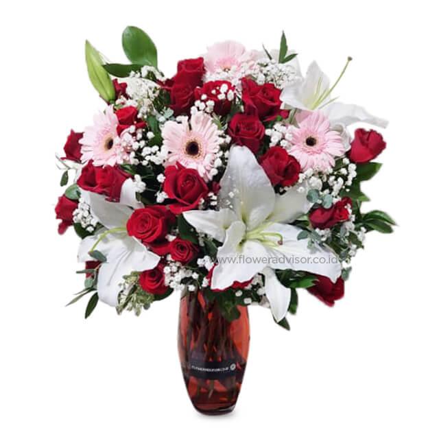 Buket bunga merah mawar, lili putih, dan gerbera pink dalam vas merah, layanan online florist terpercaya