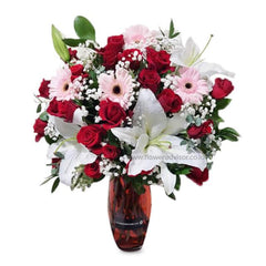 Buket bunga merah mawar, lili putih, dan gerbera pink dalam vas merah, layanan online florist terpercaya