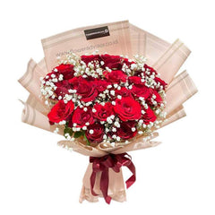 Buket bunga mawar merah elegan dari online florist, dikemas rapi dengan pita merah, cocok untuk hadiah istimewa.