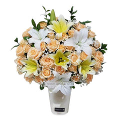 Bouquet mawar oranye dan lili putih, online florist terpercaya untuk pengiriman bunga