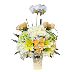 Buket bunga elegan dengan mawar putih, oranye, dan anggrek, dikirim oleh online florist terpercaya
