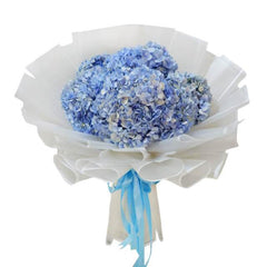 Buket bunga hydrangea biru elegan dari online florist, dibungkus kertas putih dengan pita biru