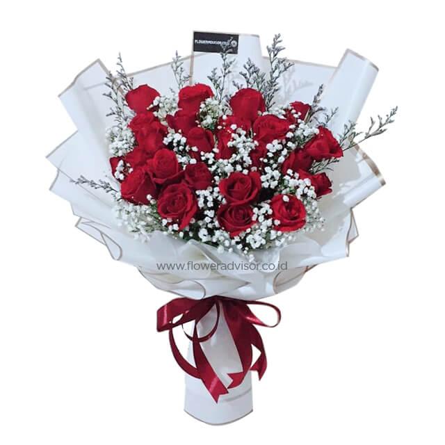 Buket bunga mawar merah elegan dari online florist, dibungkus putih dengan pita merah