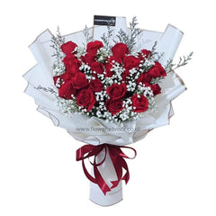 Buket bunga mawar merah elegan dari online florist, dibungkus putih dengan pita merah