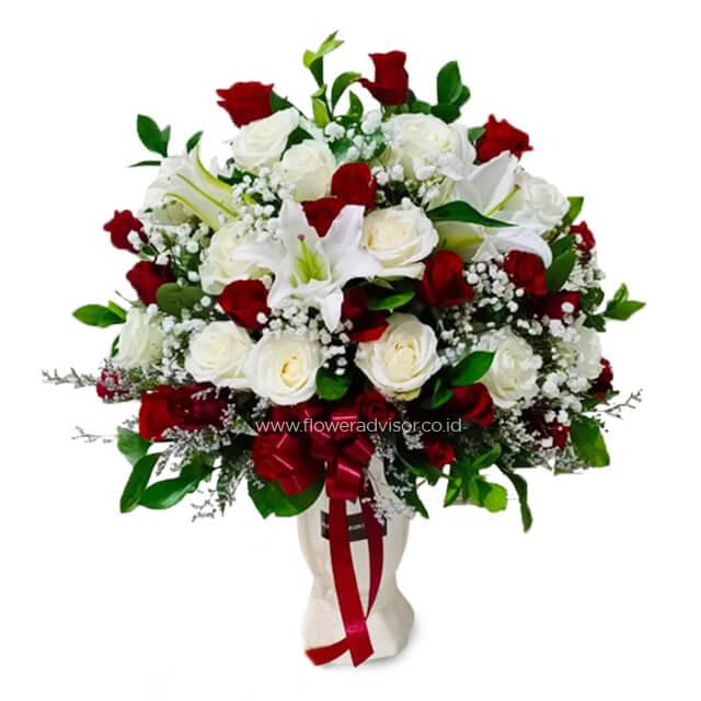 Buket bunga mawar merah putih dan lili, ideal untuk hadiah, dari online florist terpercaya