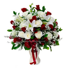 Buket bunga mawar merah putih dan lili, ideal untuk hadiah, dari online florist terpercaya