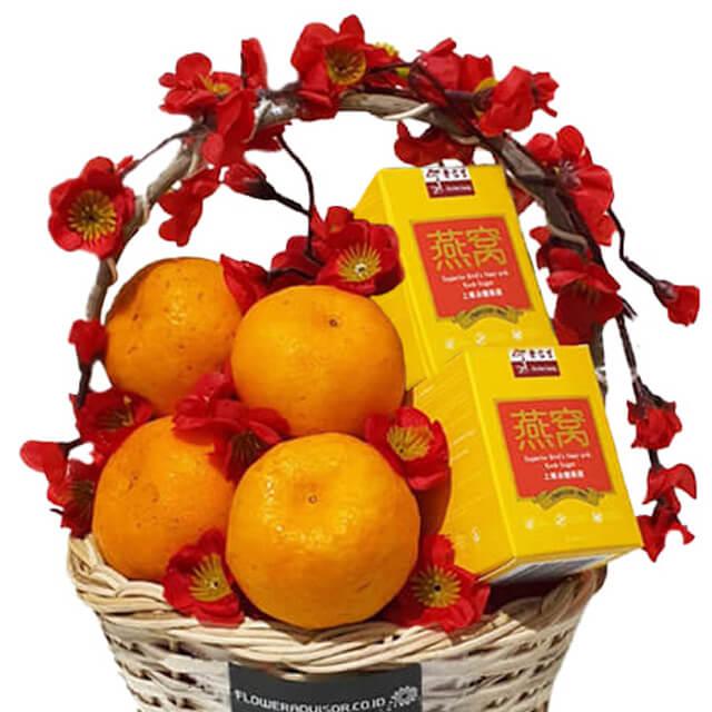 Keranjang buah jeruk dan produk燕窝 dengan bunga merah, online florist terpercaya