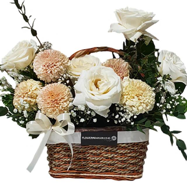 Bunga segar dalam keranjang anyaman, ideal untuk hadiah. Online florist terpercaya dengan pengiriman ke seluruh Indonesia.