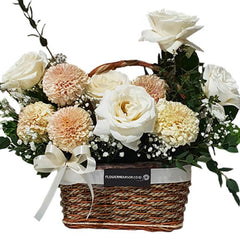 Bunga segar dalam keranjang anyaman, ideal untuk hadiah. Online florist terpercaya dengan pengiriman ke seluruh Indonesia.