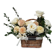 Bunga segar dalam keranjang anyaman, ideal untuk hadiah. Online florist terpercaya dengan pengiriman ke seluruh Indonesia.