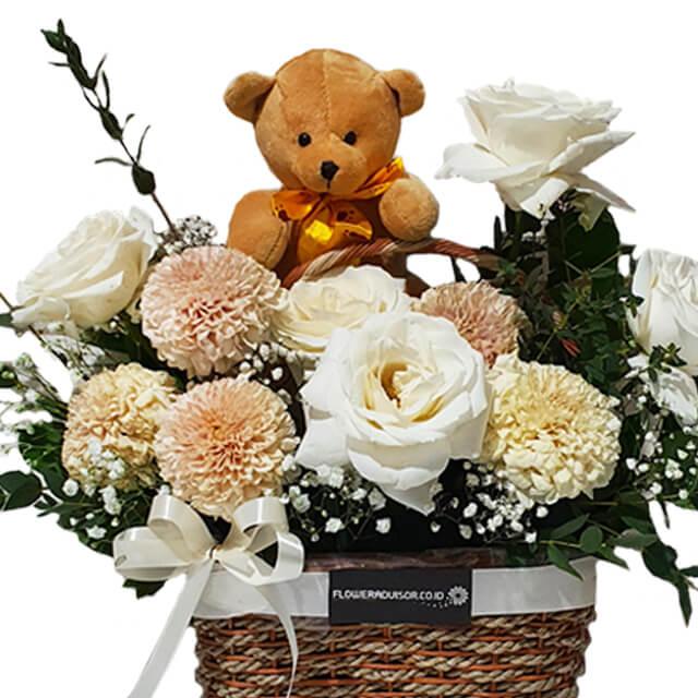 Bunga segar dalam keranjang dengan boneka beruang, layanan online florist terpercaya untuk hadiah spesial