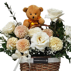 Bunga segar dalam keranjang dengan boneka beruang, layanan online florist terpercaya untuk hadiah spesial