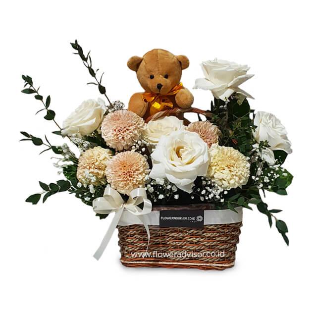 Bunga segar dalam keranjang dengan boneka beruang, kirim bunga online florist terpercaya