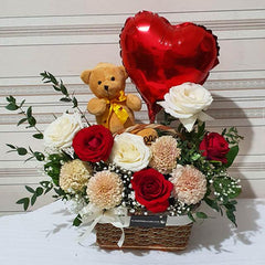 Bunga segar dalam keranjang dengan boneka beruang dan balon hati merah, online florist terpercaya
