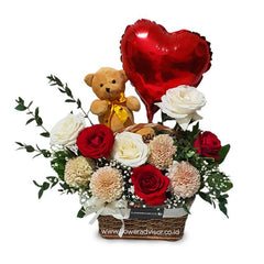 Bunga segar dalam keranjang dengan boneka beruang dan balon hati merah, layanan online florist terpercaya