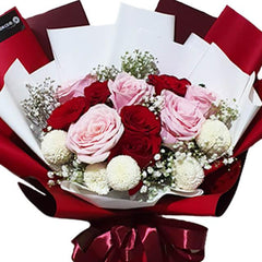 Buket bunga mawar merah dan pink dari online florist, dibungkus rapi dengan pita merah untuk hadiah istimewa.