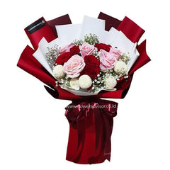Buket bunga mawar merah dan pink elegan dari online florist, dikemas rapi dengan pita merah