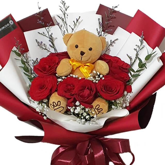 Buket bunga mawar merah dengan boneka beruang, layanan online florist terpercaya untuk hadiah spesial