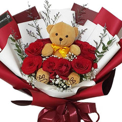 Buket bunga mawar merah dengan boneka beruang, layanan online florist terpercaya untuk hadiah spesial
