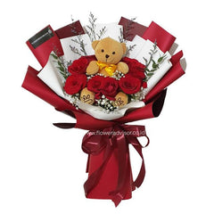 Buket bunga mawar merah dengan boneka beruang, layanan online florist terpercaya untuk hadiah spesial.