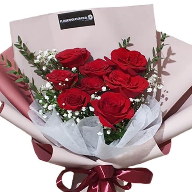 Buket bunga mawar merah segar dari online florist, dikemas elegan dengan pita merah